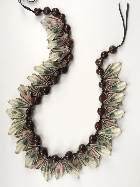 Diy Money Lei Graduation Tutorials, How To Make A Money Lei Tutorials, 8th Grade Promotion Lei Ideas, Unique Graduation Lei Ideas, Graduation Necklace Ideas Diy, Graduation Lais, Money Leis For Graduation Diy For Boys, Graduation Lay, Dollar Lei