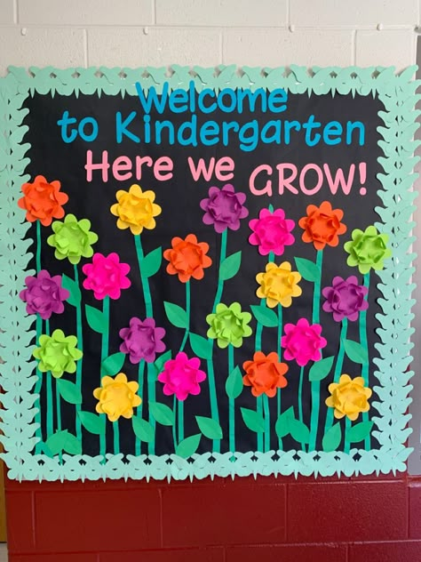 Back To School Bulletin Boards Flowers, Back To School Flower Bulletin Boards, Flower Back To School Bulletin Board, Flower Theme Bulletin Boards, Daisy Bulletin Board, Wild Flower Classroom Theme, Flowers Classroom Theme, Kindergarten Bulletin Boards Welcome, Flower Bulletin Board Ideas