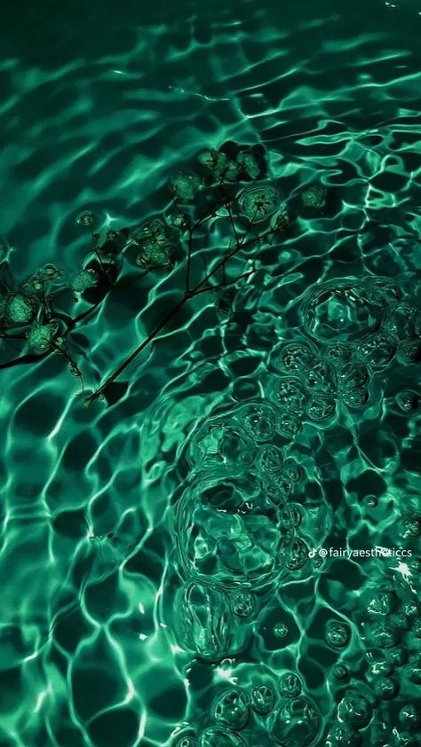 Emerald Screensaver, Emerald Crystal Wallpaper, Dark Water Aesthetic Wallpaper, Dark Green Water Aesthetic, Emerald Green Aesthetic Wallpaper Iphone, Aesthetic Wallpaper Emerald Green, Emerald Green Phone Wallpaper Aesthetic, Emerald Green Macbook Wallpaper, Phtalogreen Wallpapers