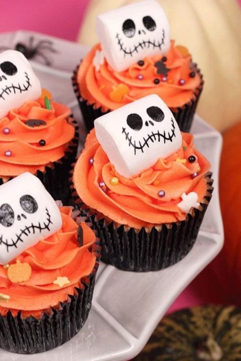 Cupcakes decorados para Halloween - Todo Bonito Halloween Cupcake Flavors, Halloween Tårta, Ide Halloween, Halloween Cupcakes Ideas, Halloween Desert, Adult Halloween Party Food, Creative Decoration Ideas, Tårta Design, Monster Pumpkin