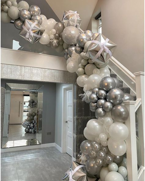 White Christmas Balloon Garland, Housewarming Christmas Party, White And Silver Christmas Decor, Silver Bells Christmas, Christmas Party Backdrop, Elegant Christmas Tree Decorations, Christmas Balloon Decorations, Christmas Staircase, Christmas Open House