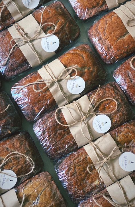 Banana Bread Presentation Gift Ideas, Holiday Bread Wrapping, Mini Bread Loaf Packaging, How To Package Banana Bread To Sell, Cute Banana Bread Packaging, Banana Bread Gift Basket, Baked Goods Sale, Artisan Bread Gift Packaging, Gift Wrapping Bread Loaves