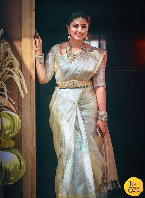 South Indian Brides Who Wore Kanjeevarams in Unique & Offbeat Colors! White Sari, Plain Sarees, South Indian Wedding Saree, Bridal Sarees South Indian, Indian Bridal Sarees, Pattu Saree Blouse Designs, Wedding Saree Blouse, Wedding Saree Blouse Designs, Wedding Saree Collection