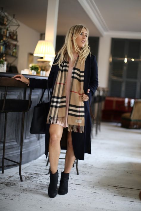 Styling a Burberry Check scarf this Winter Burberry Shawl Outfit, Shawl Outfits, Burberry Scarf Outfit, Scarf Outfit Ideas, Bussines Casual Woman, Korean Winter Outfits, Burberry Trenchcoat, Shawl Outfit, Winter Scarf Fashion