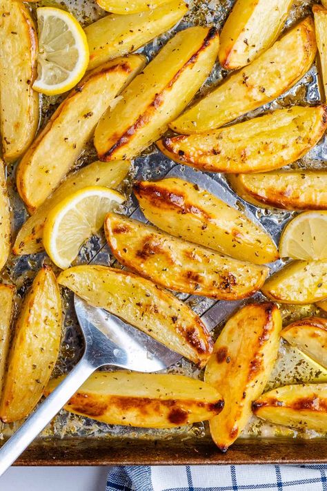 These Greek Lemon Potatoes aren't your regular potatoes. Roasted in a lemony broth, they're soft and tender with crispy edges. This is a side dish to impress! Greek Roasted Potatoes, Starchy Sides, Greek Chicken And Potatoes, Parmesan Crusted Potatoes, Greek Lemon Potatoes, Potatoes Roasted, Savory Sides, Greek Potatoes, Recipes Savory