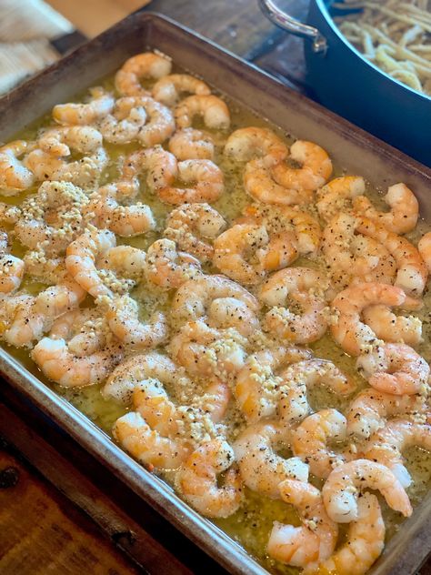 Sheet Pan Garlic Butter Shrimp Peeled Shrimp Recipes, Oven Shrimp Recipes, Small Shrimp Recipes, Frozen Shrimp Recipes, Beef Brisket Recipes, Lemon Garlic Shrimp, Sheet Pan Suppers, Yummy Seafood, Shrimp Dinner