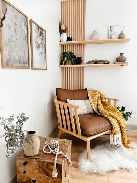 Accent wall with wood slay and shelves, a cognac accent chair and wood side table Home Decorating Ideas, Decor Minimalist, Living Room Inspo, Decor Living Room, Ideas Home, Home Decorating, Living Room Inspiration, Decor Living, Decor Bedroom