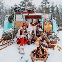 ALINA LEVDA (@botanovna_) • Instagram photos and videos Christmas Mini Sessions Outdoor, Christmas Trailer, Photography Booth, Christmas Booth, Christmas Family Photoshoot, Santa's House, Photography Mini Sessions, Family Christmas Pictures, Christmas Mini Sessions