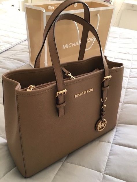 Sac Michael Kors, Outlet Michael Kors, Michael Kors Tote Bag, Trendy Purses, Fall Handbags, Michael Kors Outlet, Girly Bags, Luxury Purses, Bowling Bags