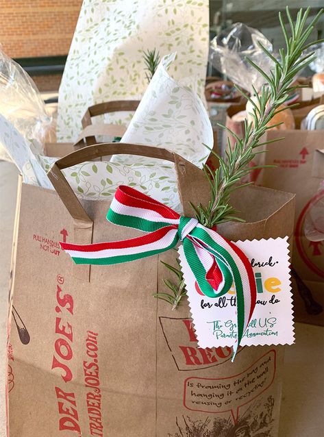 Italian Teacher Appreciation Lunch, Spaghetti Homemade, Teacher Appreciation Lunch, Restaurant Gift Cards, Salad Kits, Love Parents, Appreciation Ideas, Wrapping Gift Cards, Italian Flag