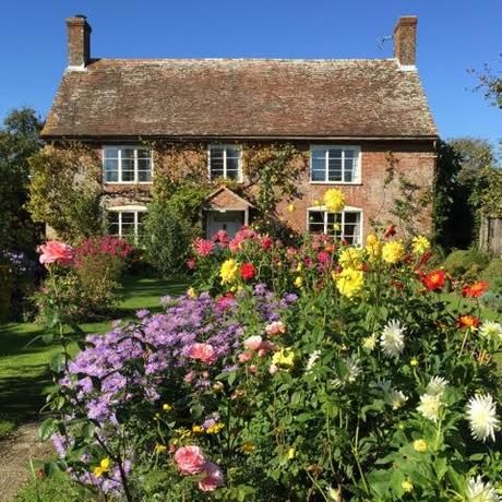 Rose Garden Landscape, British Cottage, Pretty Cottage, British Garden, Cottage Garden Plants, English Cottage Style, English Cottage Garden, Dream Cottage, English Country House