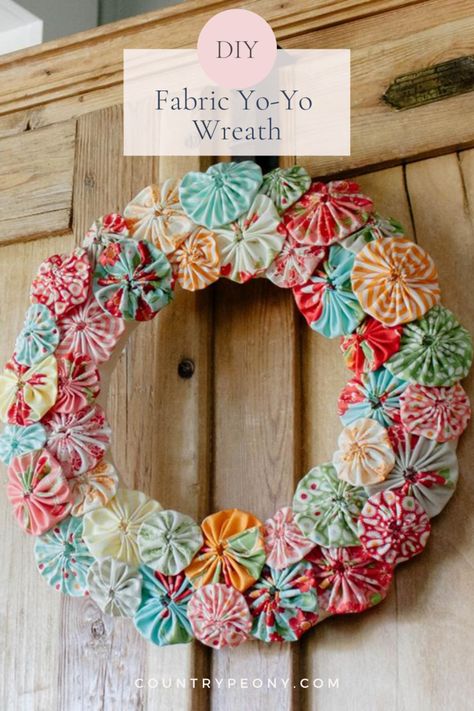 Yoyo Crafts Projects, Yo Yo Ideas, Scrap Fabric Wreath, Yo Yo Wreath, Yo Yos Fabric Projects Craft Ideas, Fabric Wreath Ideas, Fabric Yoyos How To Make, Fabric Yoyo Crafts, Fabric Yoyo Projects Ideas