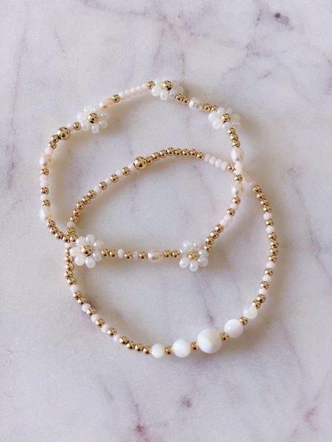 Anting Manik, Bridal Bracelet Pearl, Bracelet Inspo, Diy Armband, Preppy Jewelry, Daisy Bracelet, Bracelet Shop, Beads Bracelet Design, Handmade Jewelry Tutorials