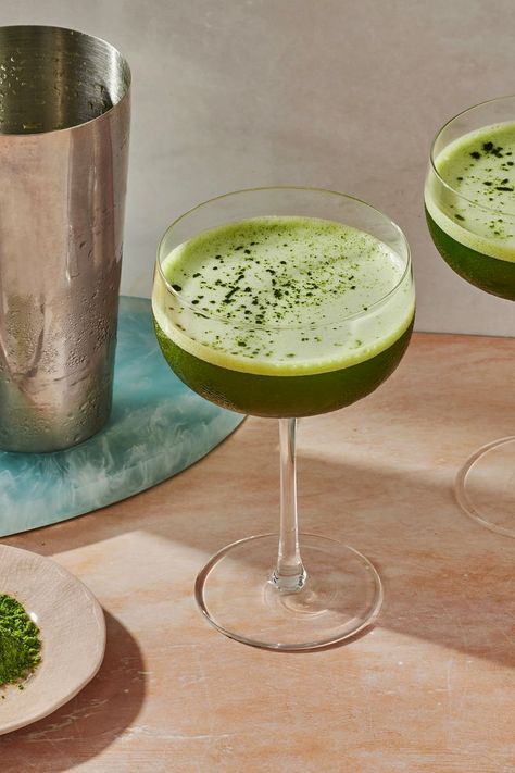 Matcha Espresso Martini, Matcha Martini Recipe, Matcha Cocktail Recipes, Matcha Martini, Hibachi Party, Matcha Cocktail, Creamy Matcha, Green Cocktails, Drink For Summer