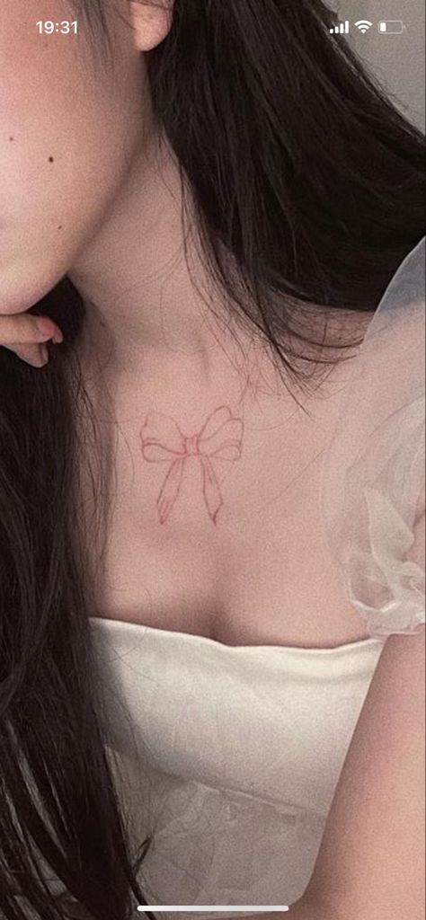 Faaaariii_ Tattoo, Acubi Tattoo, Coquette Tattoo, Cherub Tattoo, Bts Tattoos, Bow Tattoo, Collar Bone Tattoo, Discreet Tattoos, Subtle Tattoos