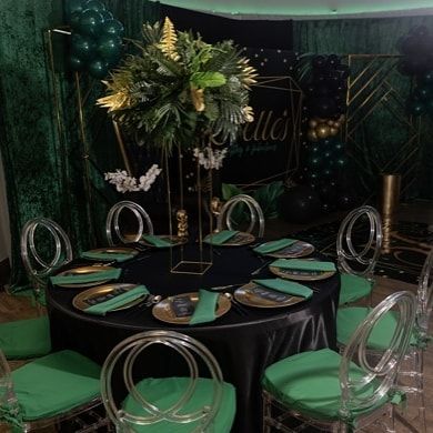 Emerald And Black Wedding, Black Wedding Reception, Night Table Decor, Emerald Green Wedding Theme, Sweet 16 Party Decorations, Party Design Ideas, Events Decorations, Miami Nights, 57th Birthday