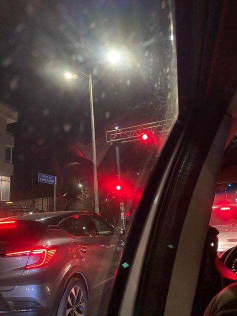 Riding Car At Night, Red Traffic Light Aesthetic, Night Traffic Aesthetic, Car City Night, Traffic Lights Aesthetic, Traffic Light Aesthetic, Car Ride Night, Jamming Aesthetic, Traffic Light Sign