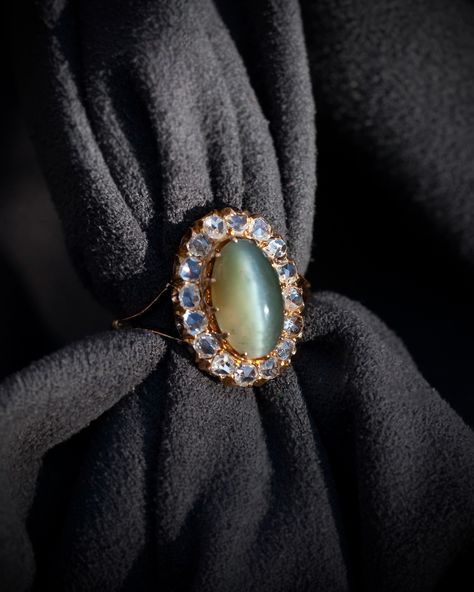 Here is a magnificent Victorian cats eye chrysoberyl ring 🐱 The stone is set in 15k gold and surrounded by rose cut diamonds. 💎 These bright white diamonds create an excellent border around the centre stone, allowing it to stand out even more! 💍 This ring is a real show-stopper. Available! DM for more info ✉️ —————————— #antique #antiquejewelryaddiction #jewellery #jewelry #antiquejewelry #antiquejewellery #Victorian #victorianjewelry #victorianjewellery #ring #catseye #chrysoberyl #chry... Antique Rings Victorian, Cats Eye Ring, Georgian Jewelry, Victorian Rings, Cats Eye, Eye Ring, Victorian Jewelry, Antique Jewellery, Rose Cut Diamond