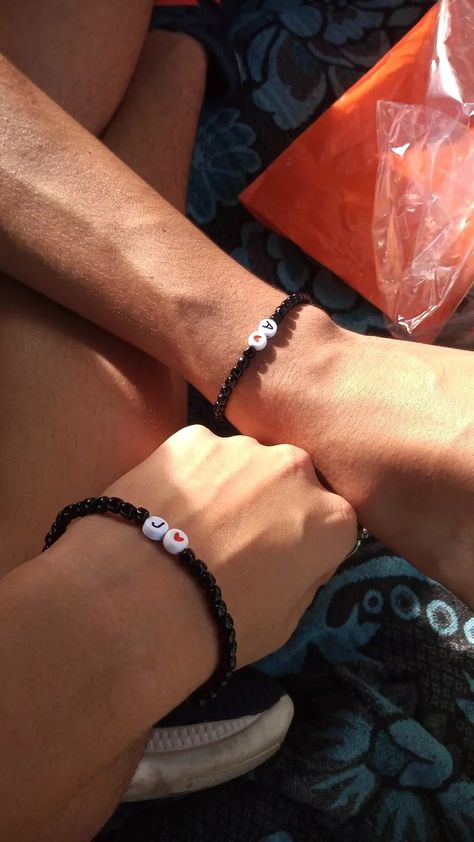 Matching Jewelry For Couples Diy, Matching Bracelet Couple, Diy Bracelets Couple, Beaded Bracelets Couples, Boys Bracelets Diy, Bracelet Matching Couple, Matching Bracelet Ideas For Couples, Soulmates Bracelets, Bf And Gf Matching Bracelets