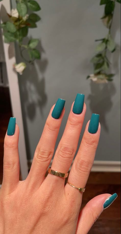 One Colour Acrylic Nails Square, Summer Nails Emerald Green, Black Peoples Nails, Nails Teal Green, Acrylic Nail Plain Color, Teal Color Nails Turquoise, Cute Short Square Nails One Color, Plain Coloured Acrylic Nails, Short Square Acrylic Nails Plain Color