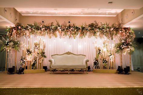 Stage Decoration For Wedding Indian, Reception Wedding Backdrop, Decoration Ideas Marriage, Indian Wedding Reception Stage Decor, Wedding Flower Decorations Receptions, Wedding Designs Decoration Backdrops, Indian Wedding Decorations Stage, Wedding Stages Indian, Engagement Stage Backdrop