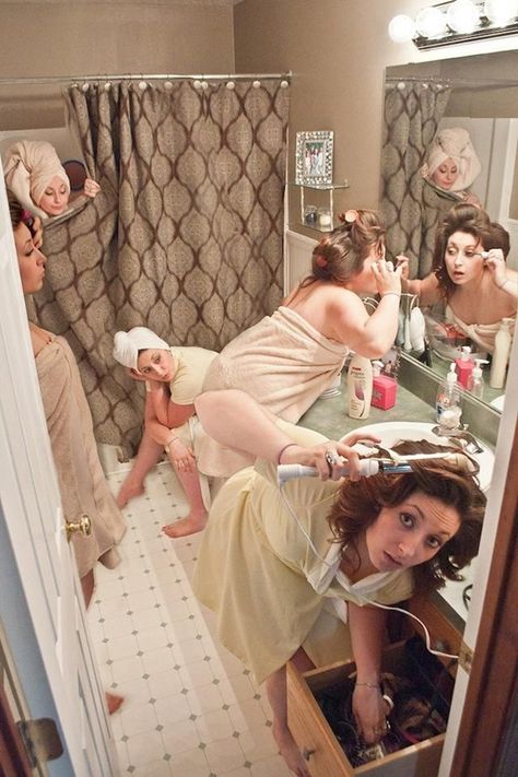 Wedding Photography Bridal Party, Funny Wedding Pictures, Bridesmaid Pictures, Bridal Party Getting Ready, Funny Bride, Funny Wedding Photos, Getting Ready Wedding, Prom Girl Dresses, Bridesmaids Photos