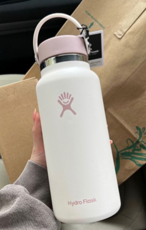 Cute Metal Water Bottles, Whole Foods Hydro Flask, Back To School Water Bottles, Cute Aesthetic Water Bottles, Trendy Products 2023, Aesthetic Products To Buy, Cute Flask, Birthday Wishlist Ideas Aesthetic, Garrafa Aesthetic