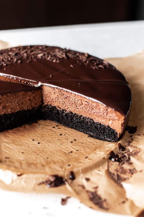 Chocolate Mousse Cake Chocolate Fudge Mousse Cake, French Mousse Cake, Double Chocolate Mousse Cake, Chocolate Mousse Cake Recipe Easy, Chocolate Mousse Cupcakes, Chocolate Mousse Aesthetic, Light Chocolate Desserts, Espresso Mousse Cake, Fancy Chocolate Desserts