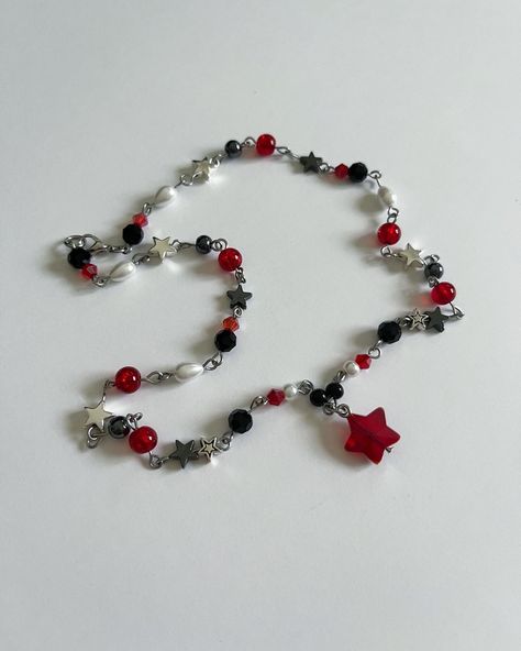 Red Black Beaded Necklace, Red Star Jewelry, Red Black And White Beaded Necklace, Red Bead Necklace Ideas, Red Star Necklace, Beaded Star Necklace, Red Bead Necklace, Cute Bead Bracelet Ideas, Red Beads Jewellery