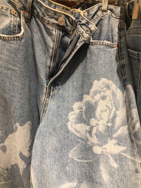 Bleach Flower Jeans, Pants With Bleach Design, Pant Bleaching Ideas, Bleach Art Pants, Bleach Jeans Diy Denim, Bleached Pants Design, Black Bleached Jeans, Bleach Art Jeans, Bleach Pants Ideas