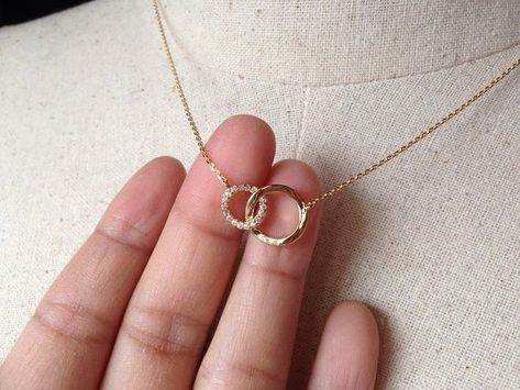 Girlish Gold Chain Design, Simple Gold Pendent Designs, Gold Pendent Simple, Small Chains Gold, Pendent Designs Gold, Gold Necklace Ideas, Chain Designs Gold, Gold Pendant Designs, Pendent Design