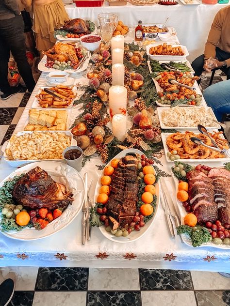 Christmas Dinner Astethic, Christmas Food Set Up, Christmas Feast Dinner, Christmas Feast Table, Christmas Dinner Table Food, Christmas Food Table, Christmas Dinner Spread, Christmas Buffet Ideas Food, Christmas Buffet Ideas