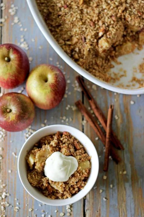 This is simply the best apple crumble recipe! It's easy to make and is made more healthy with oats in the topping! Perfect for dessert or breakfast! #dessert #autumn #apples #healthy #crumble #oats Fall Dessert Recipes Healthy, Apple Recipes Easy Healthy, Apple Crisp Without Oats, Apple Crisp Recipe Healthy, Healthy Fall Desserts, Healthy Apple Crumble, Fruit Dips, Healthy Apple Crisp, Easy Apple Crisp Recipe