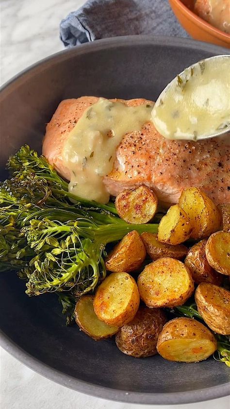 Baked Salmon Lemon, Plats Healthy, Sausage Soup, Healthy Food Dishes, Makanan Diet, Healthy Food Motivation, Healthy Lifestyle Food, Lemon Sauce, Health Dinner Recipes