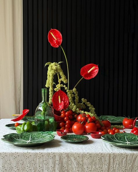 Food Table Floral Arrangements, Florals With Fruit, Portuguese Flowers, Flowers With Fruit, Dinner Party Flowers, Fruit Table Ideas, Fruit Styling, Tomato Flower, Fruit Sculptures