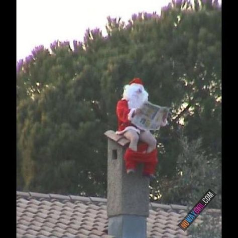 Santa Why?! Using The bathroom  in peoples chimneys!! Smh Lol!! #SomebodysGonnaHaveAStinkyPresent2nite Funny Christmas Pictures, Scary Christmas, Vintage Christmas Photos, Bad Santa, Christmas Memes, Santa Clause, Christmas Mood, Vintage Humor, Christmas Images