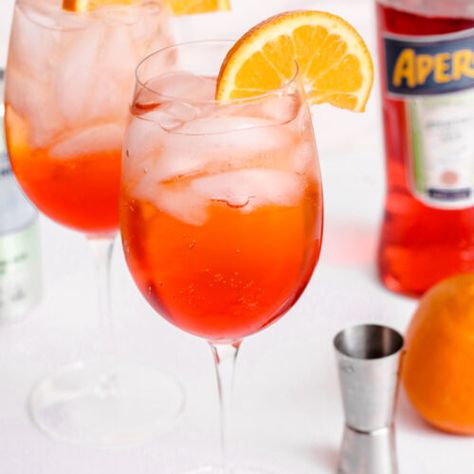 Classic Aperol Spritz Recipe (3-2-1) - Savoring Italy Italian Aperol Spritz Recipe, Apperal Spritz Recipe, Apperal Spritz Ingredients, How To Make Aperol Spritz, Aperol Recipes, Mixed Drinks Alcoholic, Buffett Ideas, Lemon Cocktails, Fruity Summer Cocktails