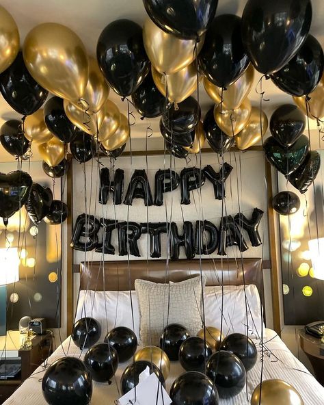 Black and gold balloons for hotel room Birthday Decor For Him, Birthday Room Surprise, Hotel Room Decoration, Hotel Birthday Parties, Boyfriends Birthday Ideas, Happy Birthday Hearts, Happy Birthday Letter, Surprise Birthday Decorations, Gold Birthday Decorations