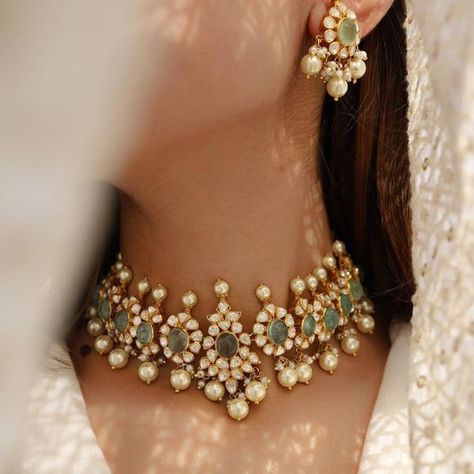 10 Amazing New Instagram Stores For Bridal Jewellery! Kundan Jewelry For Reception, Brown Stuff, Wedding Jewelry Sets Bridal Jewellery, Bridal Jewellery Inspiration, Choker Necklace Designs, India Wedding, Indian Bridal Jewelry Sets, Bridal Jewellery Design, Jewelry Set Design