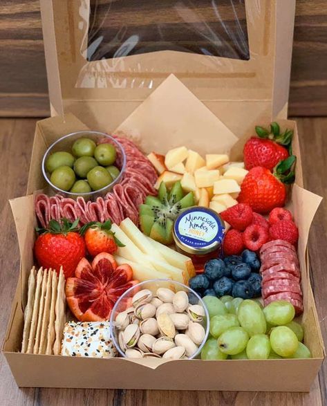 Cheese Platter Box Ideas, Charcuterie Board Box To Go, Charcuterie Box For Two, Charcuterie Boxes Ideas, To Go Charcuterie Box Ideas, Charcuterie Board Box Ideas, Charcuterie Board To Go Boxes, Charcuterie Box For One, Charcutery Board Ideas