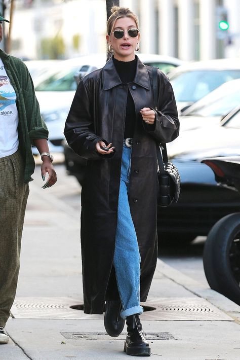 Hailey Baldwin out and about in Los Angeles, Jan. 16, wearing mom jeans and The Row boots. #haileybaldwin #haileybieber #celebritystyle #momjeans Row Boots Outfit, Black Mom Jeans Winter Outfit, Mom Jeans Chelsea Boots, Chelsea Boots Mom Jeans Outfit, Chelsea Boots Outfit 2024, Mom Jeans Outfit Boots, Black Winter Boots Outfit, The Row Boots Outfit, Black Mom Jeans Outfit Winter