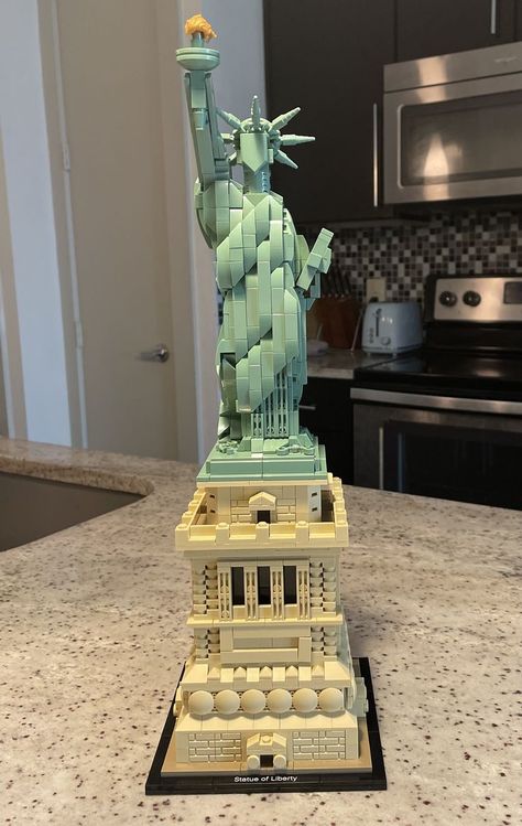 LEGO Statue of Liberty Set Lego Ideas To Build, Lego Statue Of Liberty, Lego Statue, Lego Building Ideas, Lego Room Decor, Best Lego Sets, Lego Lovers, Lego Creative, Lego Room