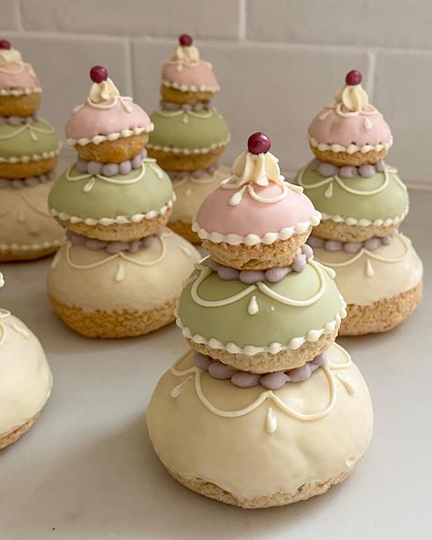 Vintage Dessert Aesthetic, Petit Fours Aesthetic, Courtesan Au Chocolat, Grand Budapest Hotel Cake, Pretty Baked Goods, Wes Anderson Food, Alice In Wonderland Desserts, French Baked Goods, Choux Cake