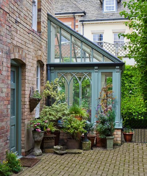 English Conservatory, Conservatory Extension Ideas, Green Conservatory, Garden Decor Ideas Diy, Conservatory Interiors, Small Conservatory, Kitchen Orangery, Lean To Conservatory, Conservatory Extension