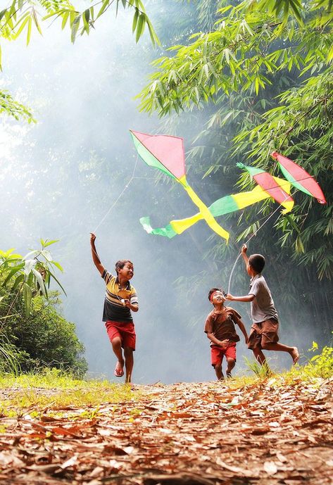 Village Happiness Flying Photography, Flying Kites, Childhood Photography, Childhood Memories Art, Go Fly A Kite, Village Photography, Art Village, Kids Around The World, Kite Flying