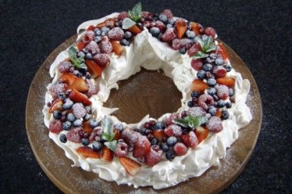 Mary Berry's Christmas pavlova                                                                                                                                                                                 More Christmas Pavlova Recipe, Baking Recipes Christmas, Mary Berry Christmas, Christmas Pavlova, British Baking Show Recipes, British Bake Off Recipes, Bake Off Recipes, Hp Sauce, Mary Berry Recipe