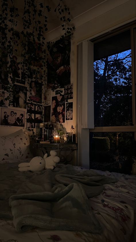 Grunge Bedroom, Writing Aesthetic, Dream Bedroom Inspiration, Cool Room Decor, Cool Kids Bedrooms, Chill Room, Room Redesign, Pinterest Room Decor, Grunge Room