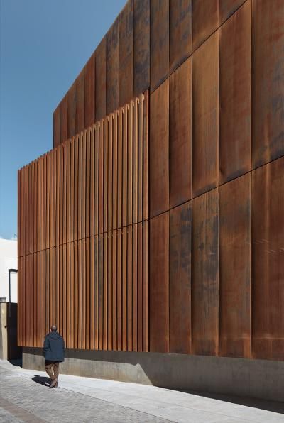 Arquitecturia | Josep Camps + Olga Felip, Pedro Pegenaute · LAW COURT IN BALAGUER · Divisare Small Office Building Architecture, Metal Screens Architecture, Steel Architecture, Building Skin, Timber Screens, Office Architecture, Metal Facade, Facade Material, Law Court