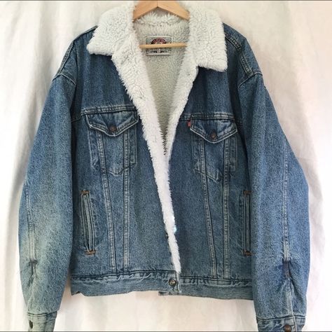 Denim Fur Jacket, Levi Denim Jacket, Denim Jacket With Fur, Checkered Jacket, Outfits Hombre, 90s Jacket, White Denim Jacket, White Fur, 90s Grunge