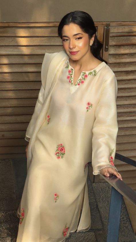 Mehreen Humayun, Latest Dress Design, Neck Designs For Suits, Pakistani Fashion Casual, Desi Fashion Casual, Pakistani Fancy Dresses, Salwar Kamiz, Traditional Indian Outfits, Simple Pakistani Dresses